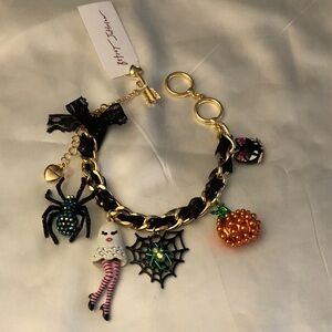 Betsey Johnson Gold Tone Ghost Girl, Spider, Cat & Pumpkin Charm Bracelet NWT